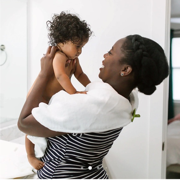 Puj Hug -Hooded Baby Towel - Picture 6 of 12